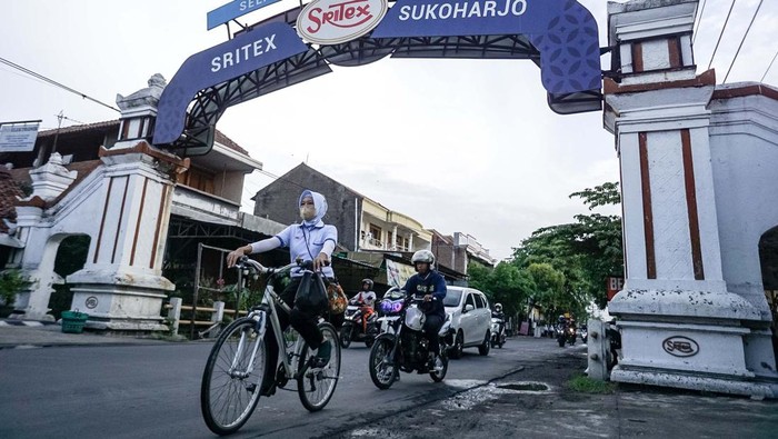 Buruh mengendarai sepeda keluar dari pabrik PT Sri Rejeki Isman Tbk (Sritex) di Sukoharjo, Jawa Tengah, Kamis (24/10/2024). Pengadilan Negeri (PN) Niaga Semarang menyatakan perusahaan tekstil PT Sri Rejeki Isman Tbk (SRIL) atau Sritex dinyatakan pailit, hal tersebut tercantum dalam putusan dengan nomor perkara 2/Pdt.Sus-Homologasi/2024/PN Niaga Semarang.