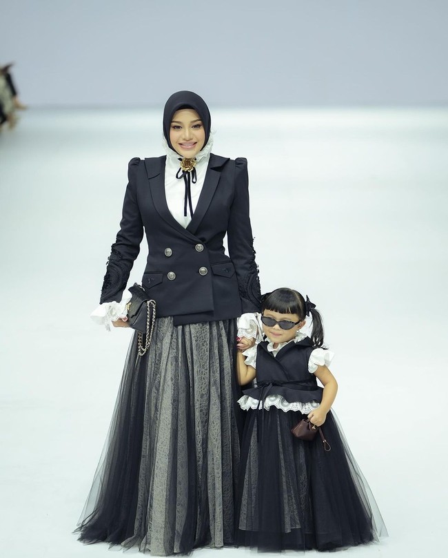 Inilah momen menggemaskan Aurel dan Ameena saat catwalk memeragakan busana Ayu Dyah Andari di JFW 2025. Foto: Instagram: @aurelie.hermansyah.