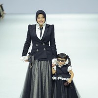 Inilah momen menggemaskan Aurel dan Ameena saat catwalk memeragakan busana Ayu Dyah Andari di JFW 2025. Foto: Instagram: @aurelie.hermansyah.