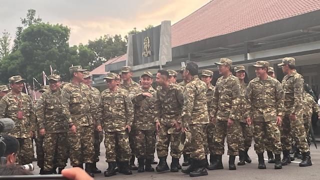 Seluruh anggota Kabinet Merah Putih kembali memakai seragam Komponen Cadangan (Komcad) untuk mengikuti parade senja di Akademi Militer (Akmil) Magelang, Jawa Tengah. Parade senja ini dipimpin Presiden Prabowo Subianto, Jumat (25/10/2024).