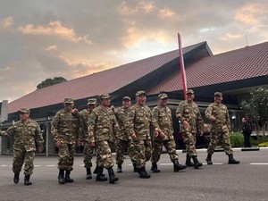 Anggota Kabinet Kompak Pakai Seragam Komcad Ikuti Parade Senja di Akmil