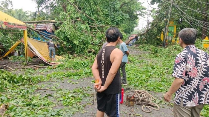 Angin puting beliung yang melanda Muara Enim pada Rabu malam lalu.