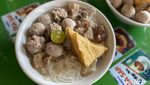 Renyah Gurih Bakso Gobar Topping Tetelan yang Diantre Panjang