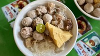 Aroma daging sapinya pun cukup gurih tajam. Itu juga karena tambahan tetelan dan potongan daging. Jika ingin menikmati sensasi rasa yang berbeda, bisa pesan kwetiau yang kenyal. Foto: detikcom/Riska Fitria