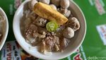 Renyah Gurih Bakso Gobar Topping Tetelan yang Diantre Panjang