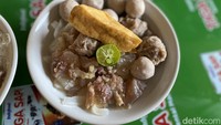 Seporsi bakso isi komplet di sini dibanderol seharga Rp 25.000. Isinya ada 6 butir bakso polos, 3 butir bakso urat, tetelan, tahu dan potongan daging yang royal. Foto: detikcom/Riska Fitria
