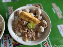 Maknyus! Bakso Bening Topping Tetelan Brutal yang Diantre Panjang