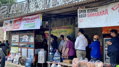Renyah Gurih Bakso Gobar Topping Tetelan yang Diantre Panjang