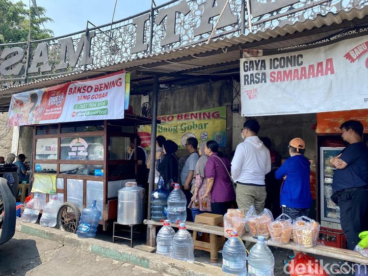 Renyah Gurih Bakso Gobar Topping Tetelan yang Diantre Panjang