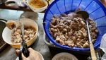 Renyah Gurih Bakso Gobar Topping Tetelan yang Diantre Panjang
