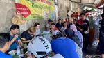 Renyah Gurih Bakso Gobar Topping Tetelan yang Diantre Panjang
