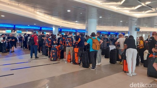 Antrean penumpang di Bandara Internasional Lombok, beberapa waktu lalu. (Edi Suryansyah/detikBali)