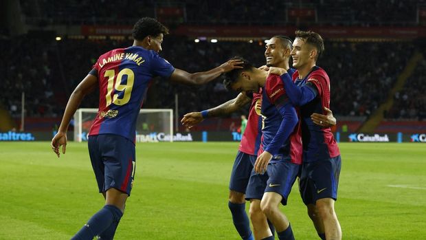 Soccer Football - LaLiga - FC Barcelona v Sevilla - Estadi Olimpic Lluis Companys, Barcelona, Spain - October 20, 2024 FC Barcelona's Pedri celebrates scoring their second goal with Marc Casado, Lamine Yamal and Raphinha REUTERS/Albert Gea