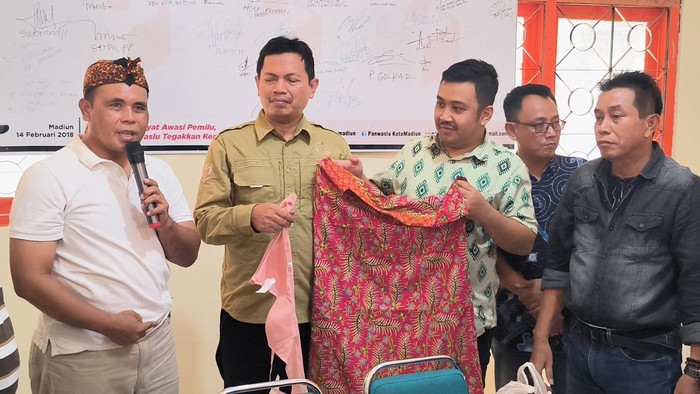 Bawaslu Kota Madiun dapat hadiah daster dan BH