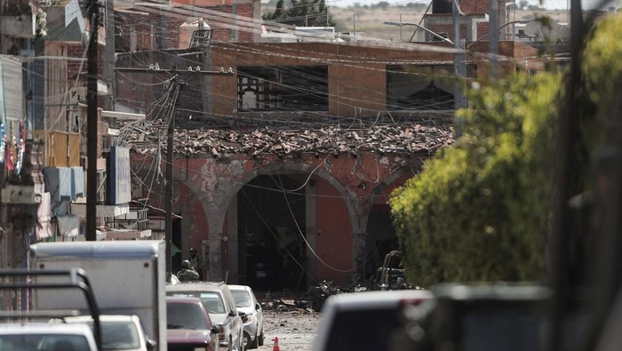 A building damaged during a car bomb attack is seen in downtown Jerecuaro, Guanajuato state, Mexico October 24, 2024. REUTERS/Ivan Arias