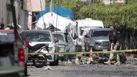 Ledakan melukai tiga polisi. 