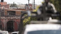 Salah satu korban luka, seorang polisi wanita dibawa ke rumah sakit, sementara dua petugas pria mengalami luka ringan lainnya. 