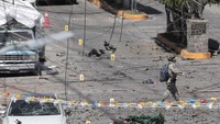 Serangan itu juga menyebabkan kerusakan pada bangunan, empat rumah di dekatnya, dan tujuh kendaraan. 