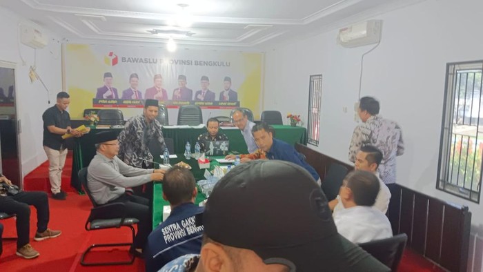 Cagub Bengkulu Rohidin Mersyah saat dimintai keterangan Bawaslu soal dugaan money politik