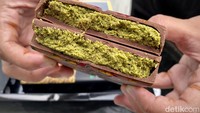 Rasa manisnya menjadi seimbang dengan isian kunafa pistachio yang gurih dan ada sentuhan asin dari Maldon sea salt. Foto: detikcom/Riska Fitria