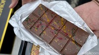 Secara tampilan, cokelat Dubai Don Bakeshop mirip yang asli. Di atas cokelatnya terdapat detail abstrak dengan bercak warna hijau, merah, dan kuning. Foto: detikcom/Riska Fitria