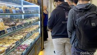 Don Bakeshop menjadi bakery pertama di Indonesia yang mengeluarkan menu cokelat Dubai. Menu cokelat mewah ini tersedia di semua gerai. Foto: detikcom/Riska Fitria