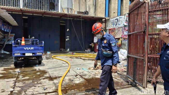 Damkar lakukan pendinginan lanjutan di ruko Mampang yang terbakar semalam. (Taufik/detikcom)