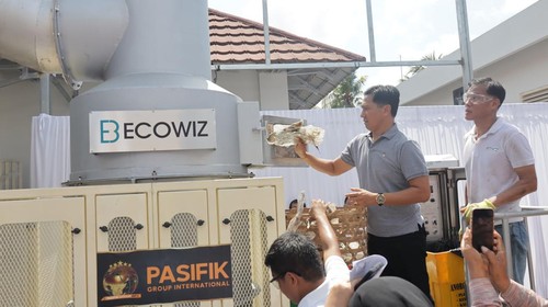 Demo mesin pengolahan sampah yang dihibahkan ke Pemkab Jembrana