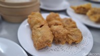 Varian dimsum goreng juga dapat menjadi pilihan. Ada Lumpia Kulit Tahu yang bagian renyah kulitnya seimbang dengan tekstur lembut ayam cincang di dalamnya. Foto: detikcom/Diah Afrilian