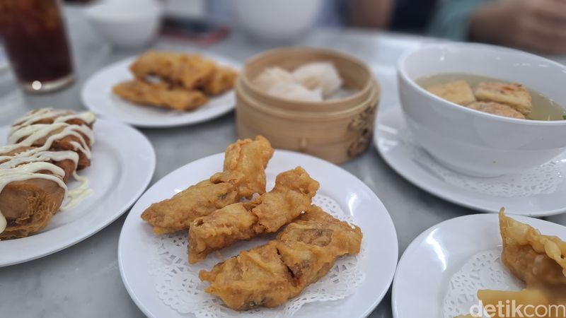 Dimsum Sembilan Ayam: Gurih Hangat Dimsum Halal Kebanggaan Wargi Bandung