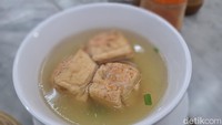 Begitu pula dengan Sup Tahu 9 Ayam yang menjadi menu favorit. Tahu yang lembut diisi dengan campuran adonan ayam dan wortel cincang direbus pada kuah kaldu ayam yang gurih lembut. Foto: detikcom/Diah Afrilian
