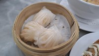 Makan dimsum tanpa pesan hakau rasanya kurang lengkap, bukan? Hakau di sini punya ketebalan kulit yang pas dan udang yang juicy, empuk, serta masih memiliki sensasi manis. Foto: detikcom/Diah Afrilian
