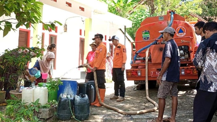 Distribusi air bersih di Ciamis