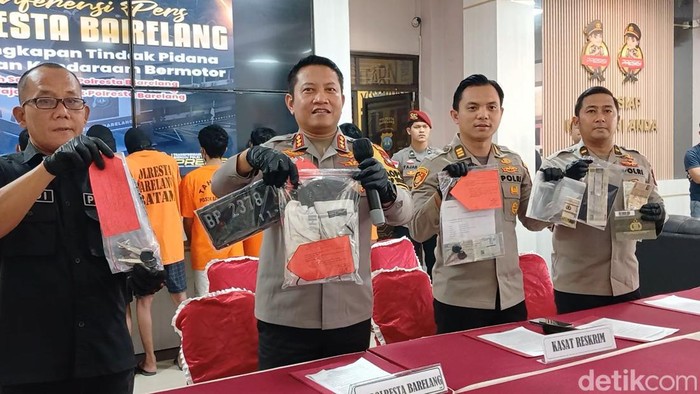 Dua belas pelaku curanmor dibekuk polisi di Batam.