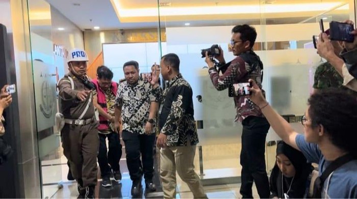 Eks pejabat MA yang terseret dalam kasus suap vonis bebas Ronald Tannur, Zarof Ricar (ZR) mengenakan rompi pink tahanan Kejagung.