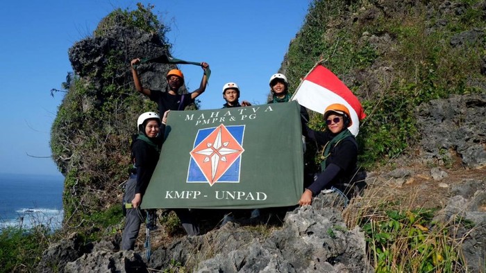 Ekspedisi Trilogi Khatulistiwa dilakukan 18 anggota Perhimpunan Mahasiswa Penempuh Rimba & Pendaki Gunung Mahatva (PMPR & PG Mahatva) Universitas Padjajaran, pada Agustus 2024 lalu.