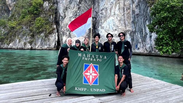 Ekspedisi Trilogi Khatulistiwa dilakukan 18 anggota Perhimpunan Mahasiswa Penempuh Rimba & Pendaki Gunung Mahatva (PMPR & PG Mahatva) Universitas Padjajaran, pada Agustus 2024 lalu.