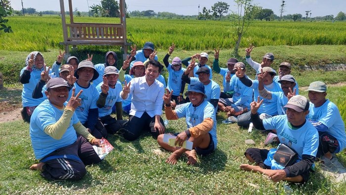 Emil Dardak bersama petani Desa Sumur Songo, Kecamatan Karas, Kabupaten Magetan