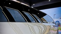 Dari samping, mobil ini terlihat besar. Pas untuk mobil keluarga yang mengangkut banyak orang. Kesan mobil futuristis juga terpancar berkat tidak munculnya pilar-pilar. Foto: Ridwan Arifin