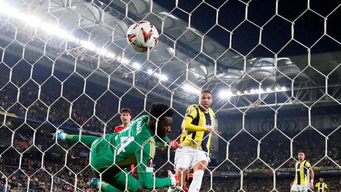 Soccer Football - Europa League - Fenerbahce v Manchester United - Sukru Saracoglu Stadium, Istanbul, Turkey - October 24, 2024
Manchester Uniteds Andre Onana reacts after the match REUTERS/Umit Bektas