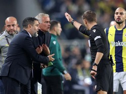 Pelatih Fenerbahce, Jose Mourinho harus meninggalkan bench pada menit ke-58 usai memprotes keras wasit yang tak memberi penalti kepada timnya usai Bright Osayi-Samuel dijatuhkan Manuel Ugarte di kotak terlarang. Wasit menilai itu bukan pelanggaran.  