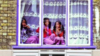Dari kiri ke kanan, Shehnaz Begum, saudara kembarnya Rukhsana dan kakak perempuan mereka Itrat terlihat duduk di jendela rumah mereka di Jalan Cromwell. Kami sering bertengger di jendela dan melihat apa yang terjadi di jalan, kata Shehnaz. Kakak kembar saya dan saya berusia sekitar tujuh tahun dan Itrat berusia sembilan tahun. Kami suka mengendarai sepeda kami dengan anak-anak lain di jalan dan berteman baik dengan kembar lainnya. Foto: Chris Porsz Via Boredpanda