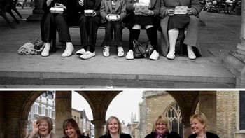 Di bawah Guildhall, Cathedral Square. Penny, tiga saudara perempuan Sarah, Louise, Carole dan Juliette. Dalam foto reuni Alison (terakhir di kanan) menggantikan saudara perempuannya Juliette yang meninggal dengan sedih. Foto: Chris Porsz Via Boredpanda