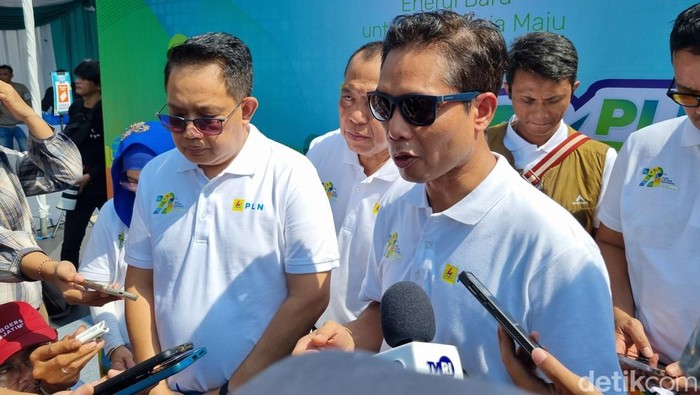 General Manager PLN UID Jatim Ahmad Mustaqir (kanan), Pj Gubernur Jatim Adhy Karyono (tengah).