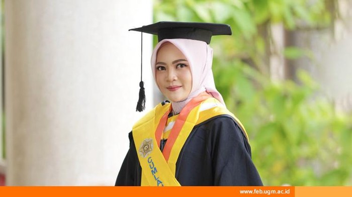 Hersanti. peraih predikat cum laude di wisuda S1 dan S2 UGM