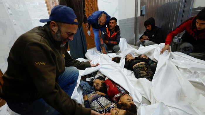 Ini Bukti Israel Bunuh Anak-anak Gaza SENSITIVE MATERIAL. THIS IMAGE MAY OFFEND OR DISTURB
A mourner reacts next to the bodies of Palestinian children killed in Israeli strikes, in Khan Younis in the southern Gaza Strip October 25, 2024. REUTERS/Mohammed Salem