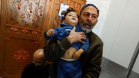 Seorang ayah menggendong jenazah anaknya yang meninggal akibat serangan Israel.