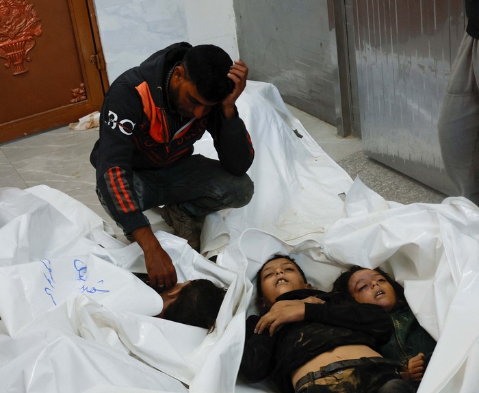 Ini Bukti Israel Bunuh Anak-anak Gaza SENSITIVE MATERIAL. THIS IMAGE MAY OFFEND OR DISTURB
A mourner reacts next to the bodies of Palestinian children killed in Israeli strikes, in Khan Younis in the southern Gaza Strip October 25, 2024. REUTERS/Mohammed Salem
