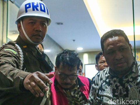 Mantan pejabat Mahkamah Agung (MA) Zarof Ricar (ZR) saat dibawa ke mobil tahanan di Kejagung, Jakarta, Jumat (25/10/2024).