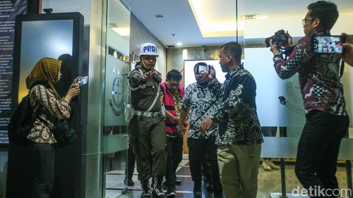 Mantan pejabat Mahkamah Agung (MA) Zarof Ricar (ZR) saat dibawa ke mobil tahanan di Kejagung, Jakarta, Jumat (25/10/2024).